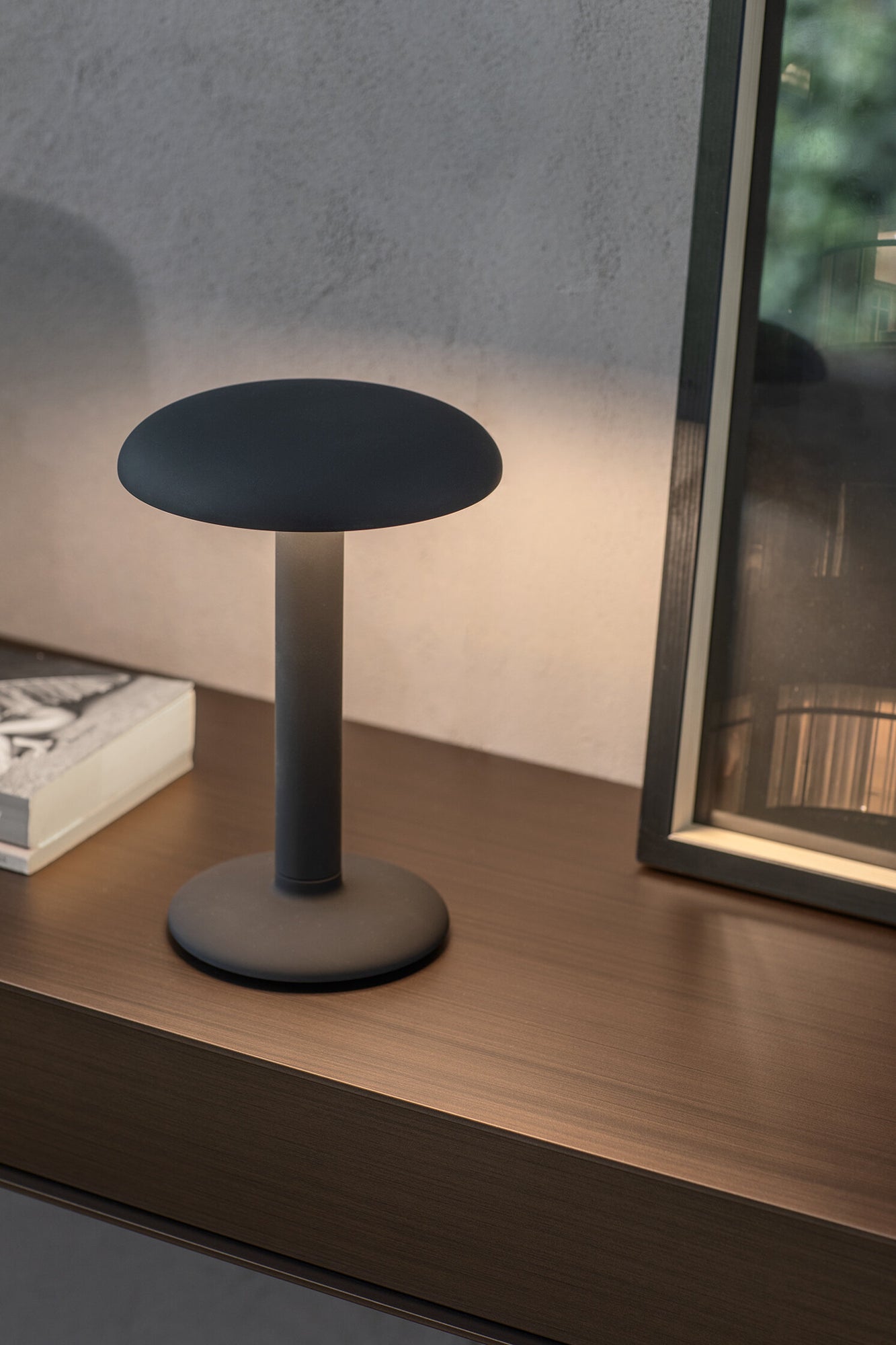 Gustave Portable Integrated Battery 2700K | Smooth Black