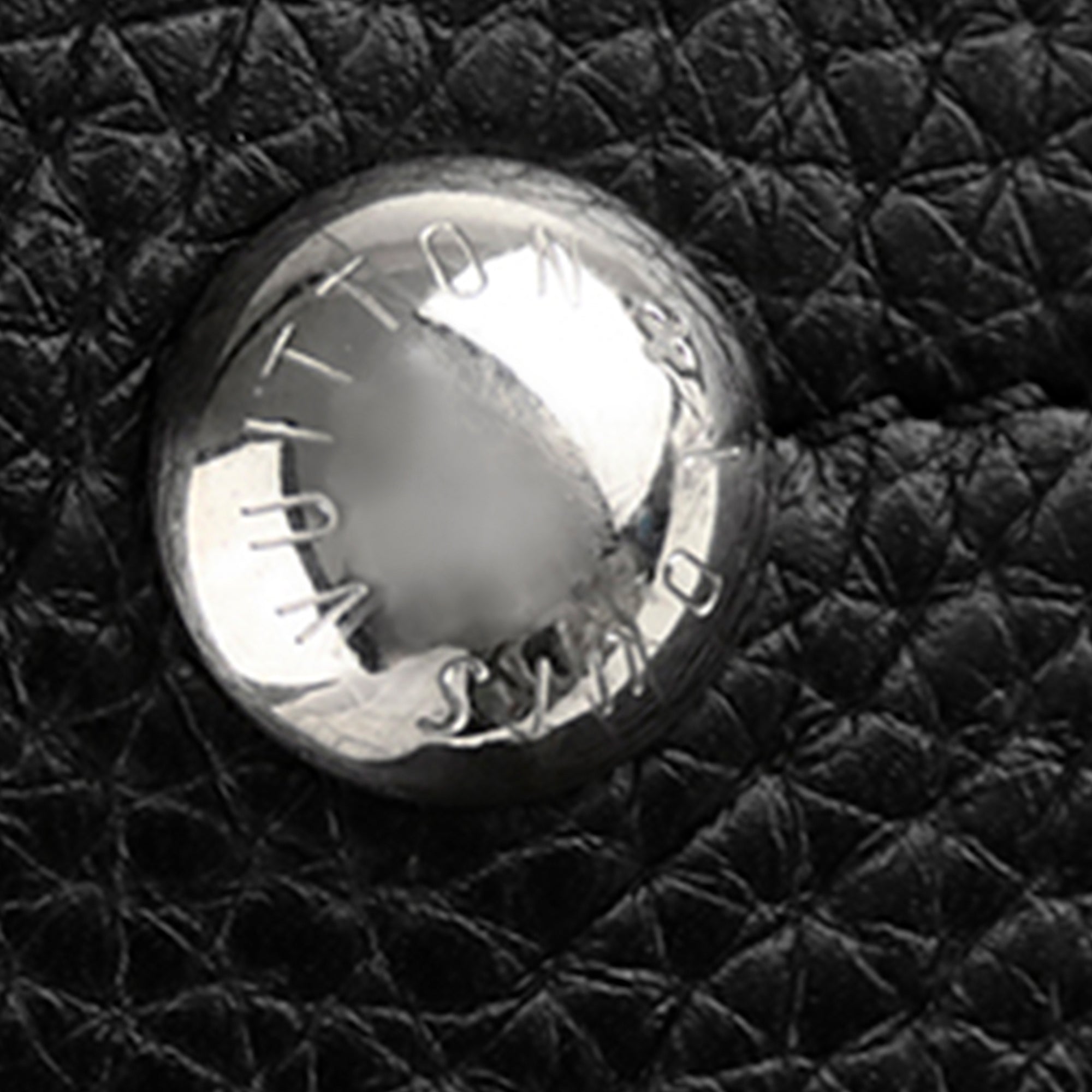 Louis Vuitton | Pre-Owned Taurillon Armand LV Circle | Black