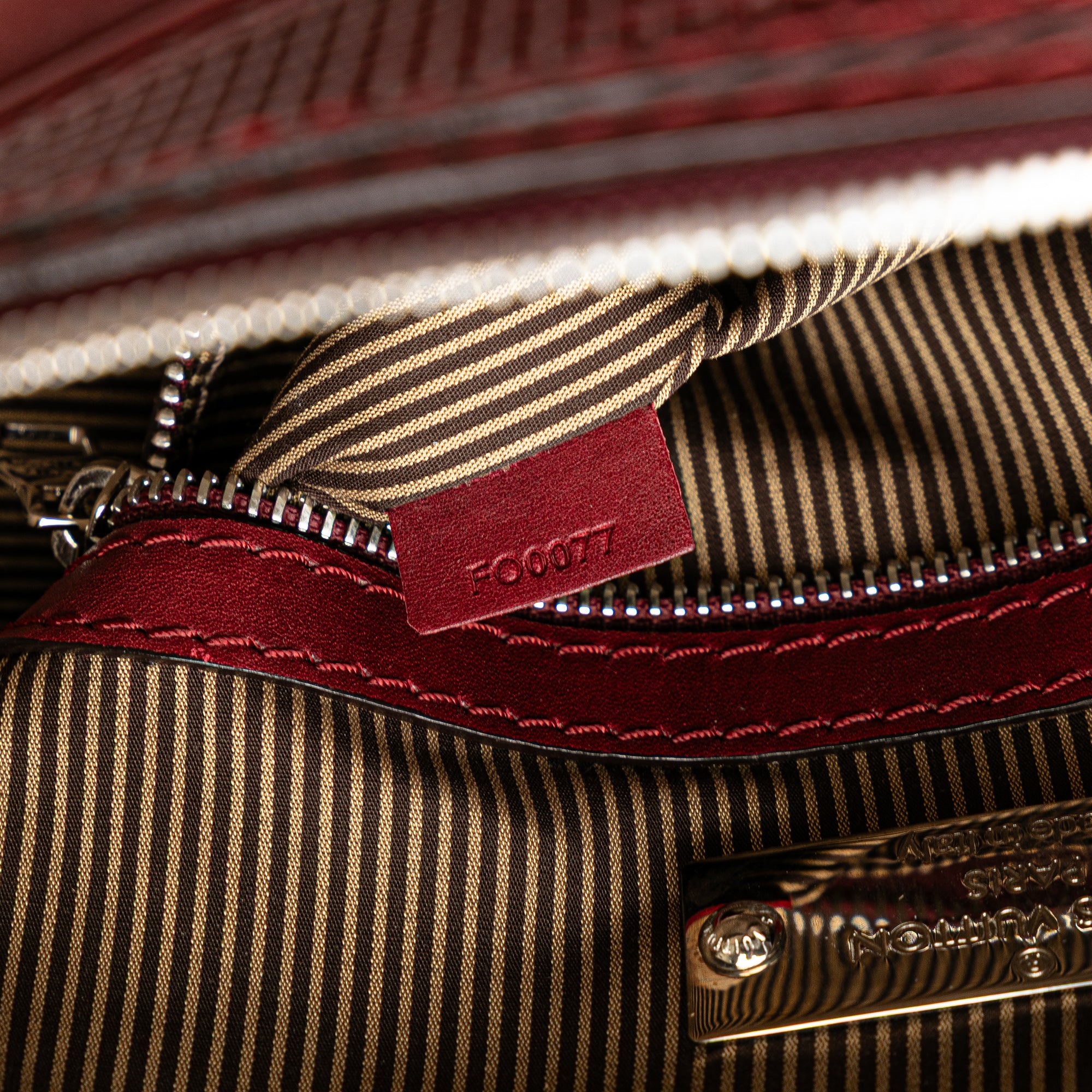 Louis Vuitton | Pre-Owned Cuir Bequia Porte Document Vertical Bag | Red