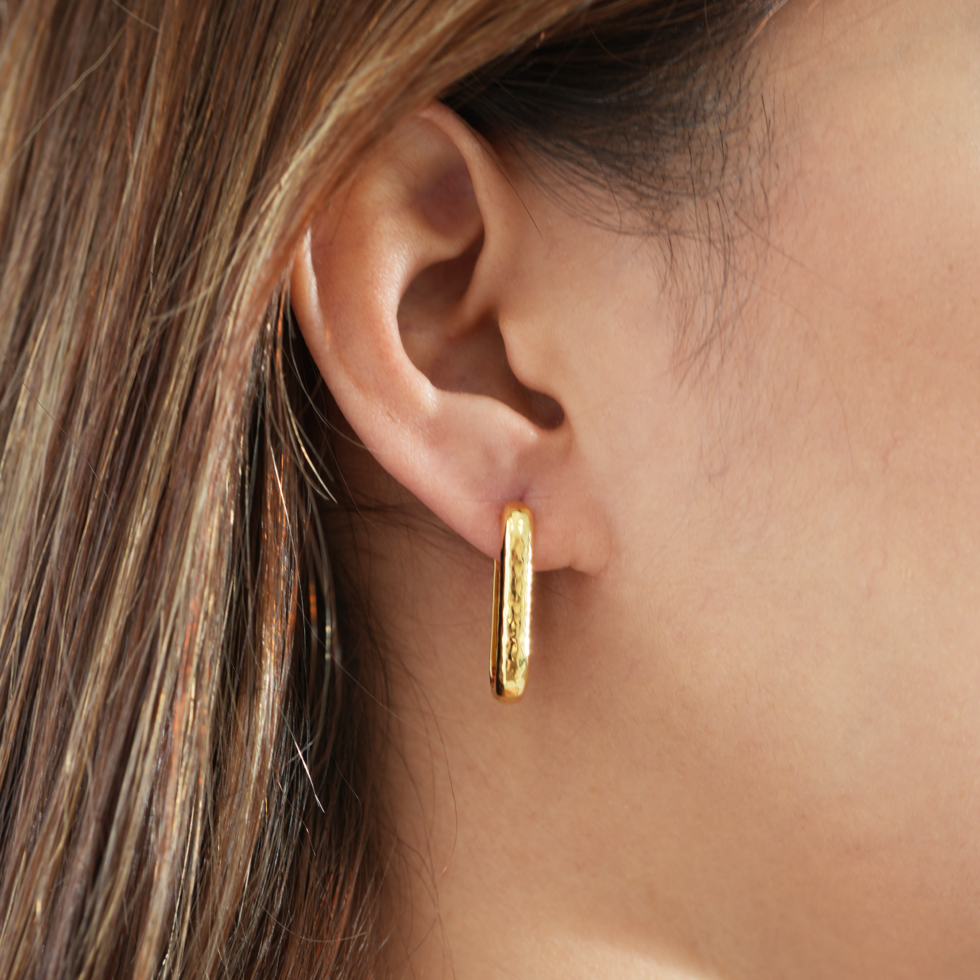 The Hammered U Hoop Medium | 18K Yellow Gold-Plated