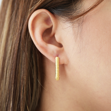 The Twisted U Hoop Large | 18K Yellow Gold-Plated