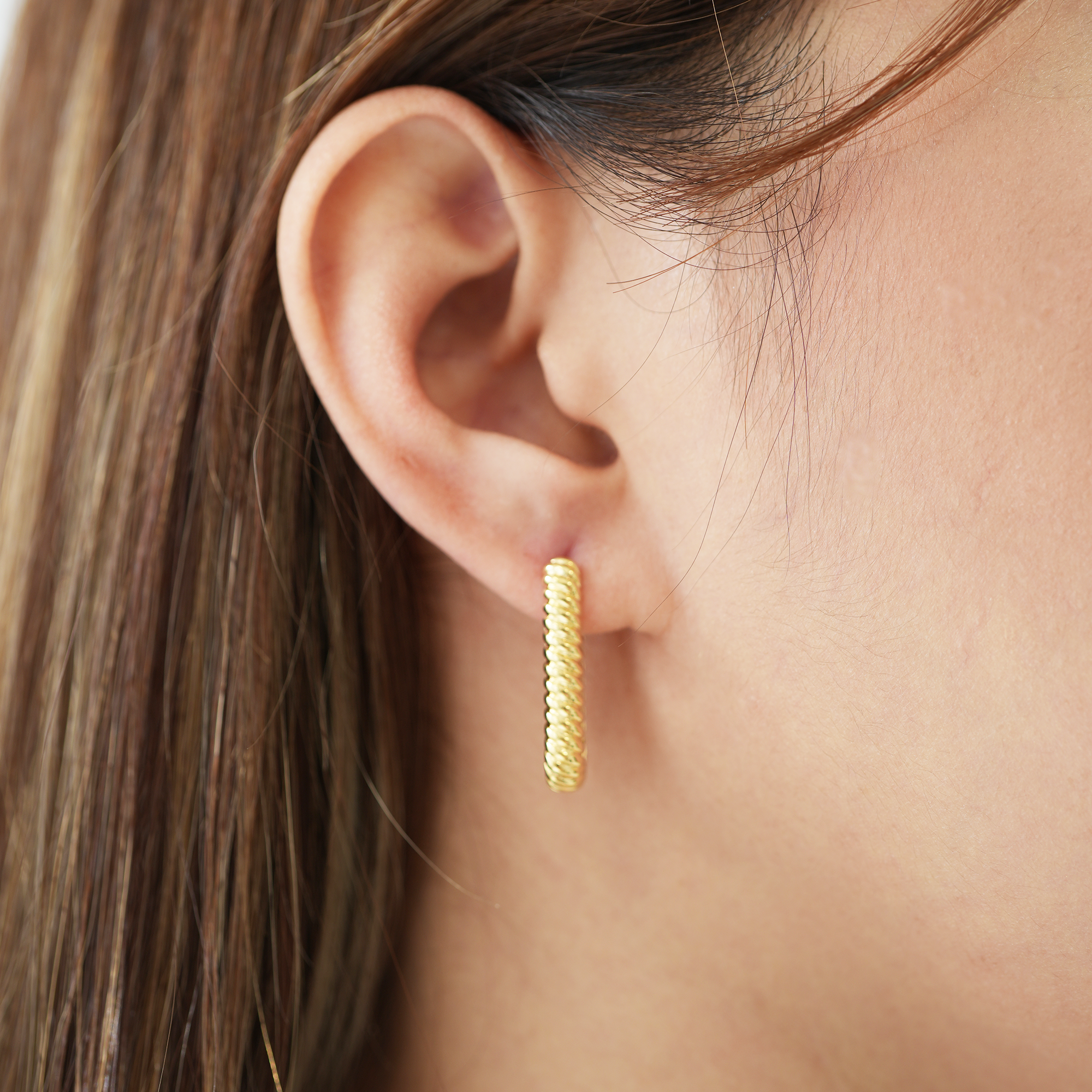 The Twisted U Hoop Large | 18K Yellow Gold-Plated