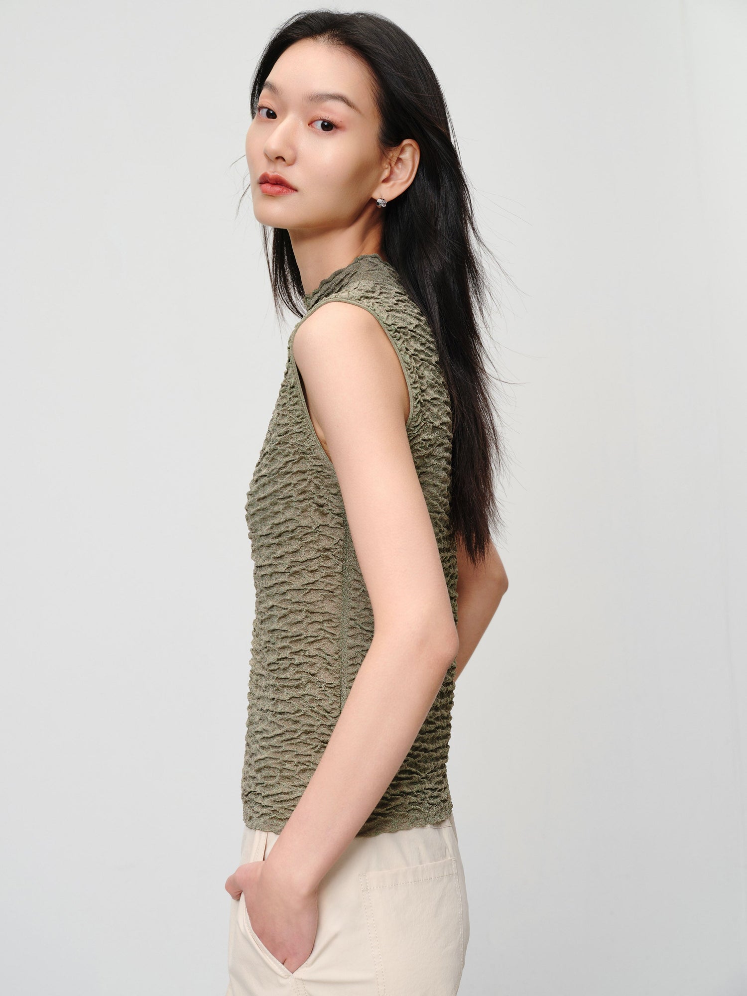Slim-Fit Turtleneck Sleeveless Base Layer Top | Green