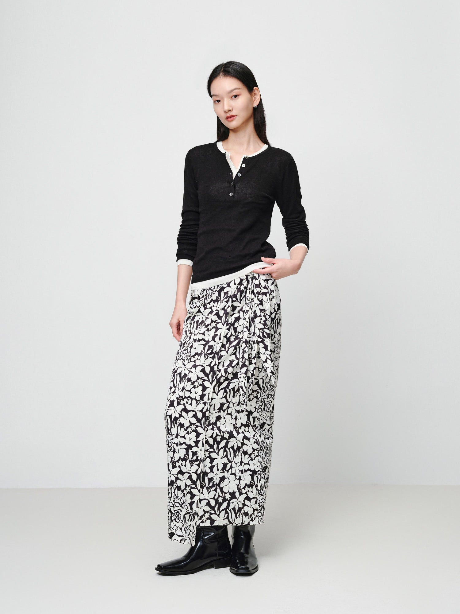 Slim round neck knit base sweater | Black