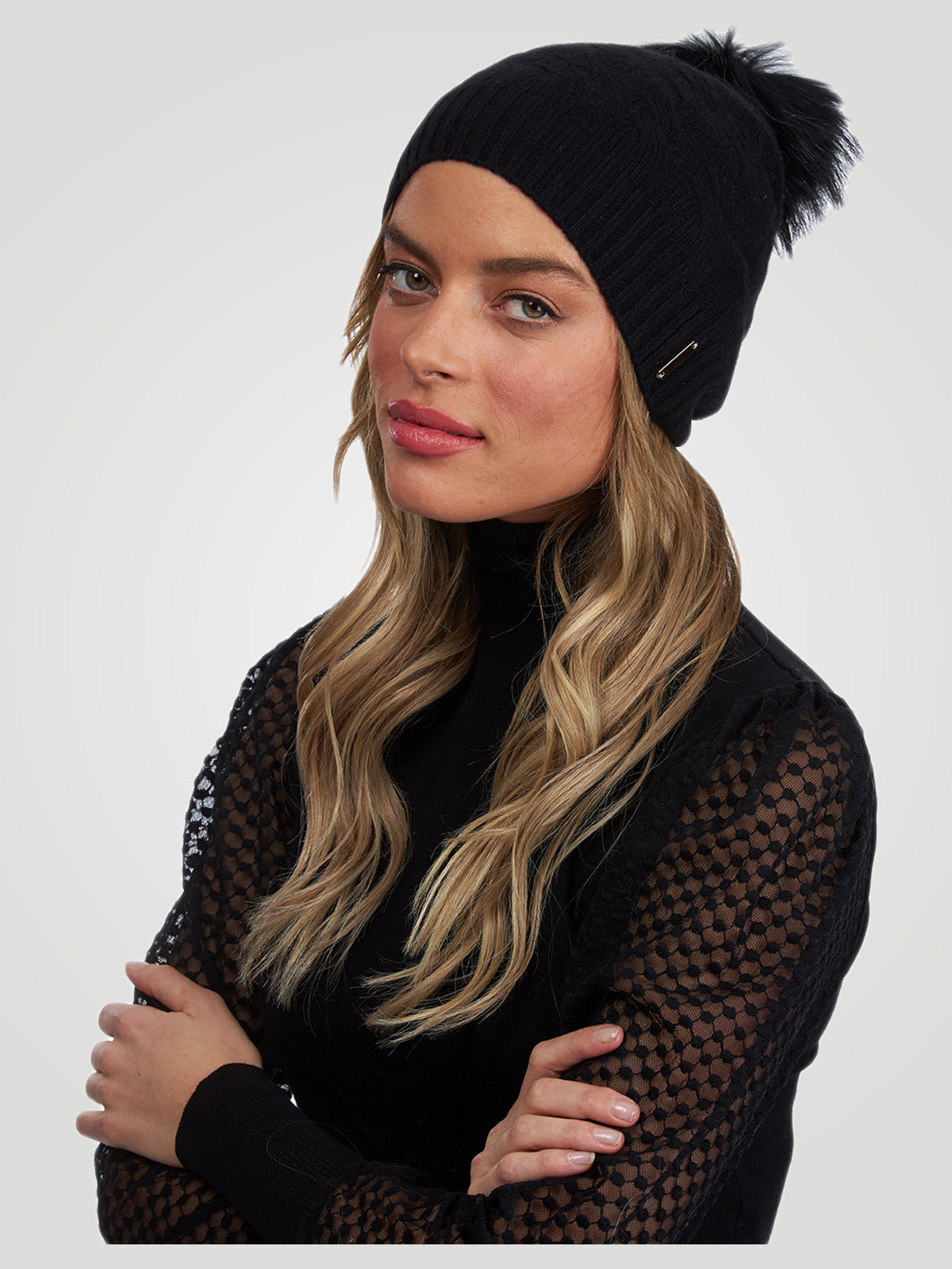 Cable Knit Cashmere Hat With Fo Fur Pompom | Women | Black x Black