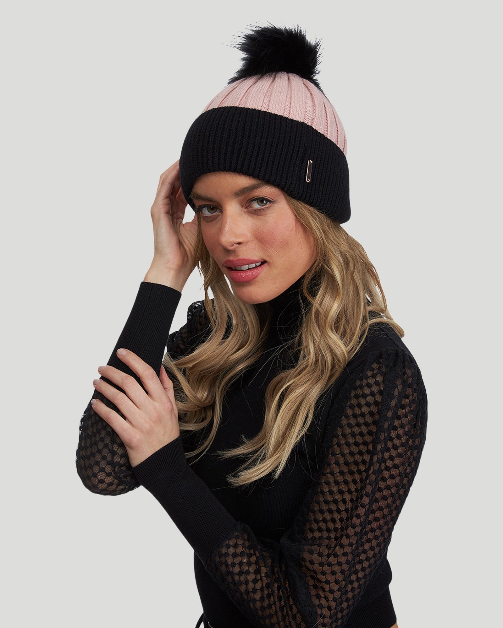 Two Tone Hat With Fo Pompom | Women | Black x Pink x Black