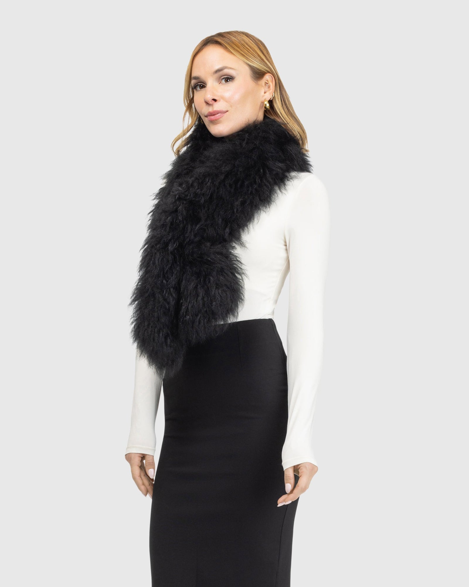 Select Lamb Pull-Through Scarf | Black (V1)