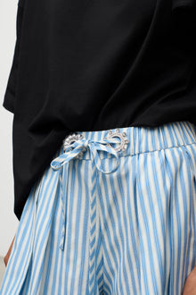 Crystal Grommet Poplin Pleated Short | White/Blue