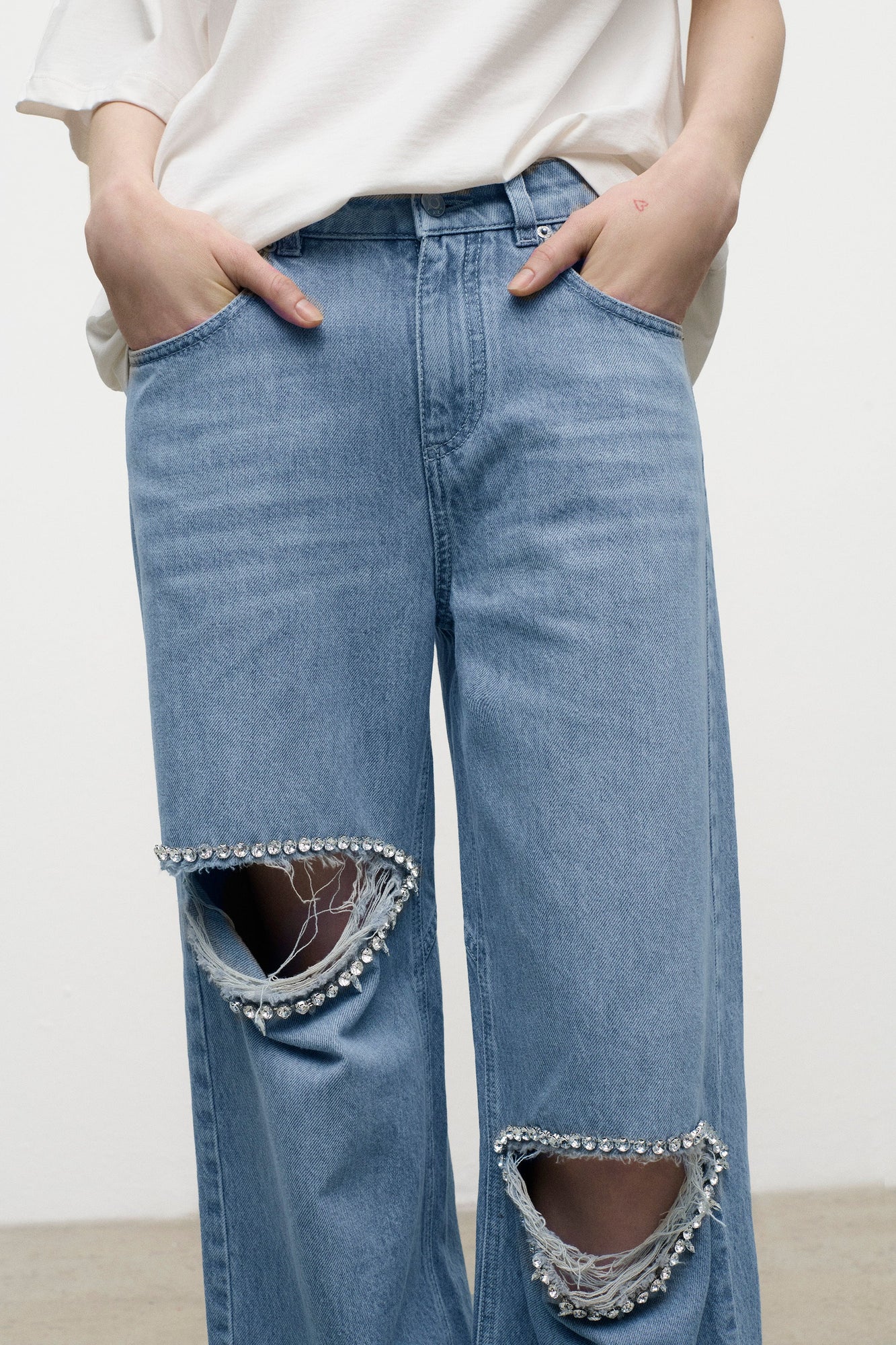 Distressed Crystal Relaxed Slit Jean | Medium Blue