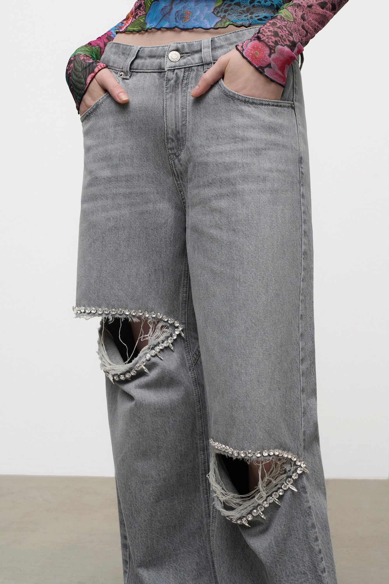 Distressed Crystal Relaxed Slit Jean | Light Grey