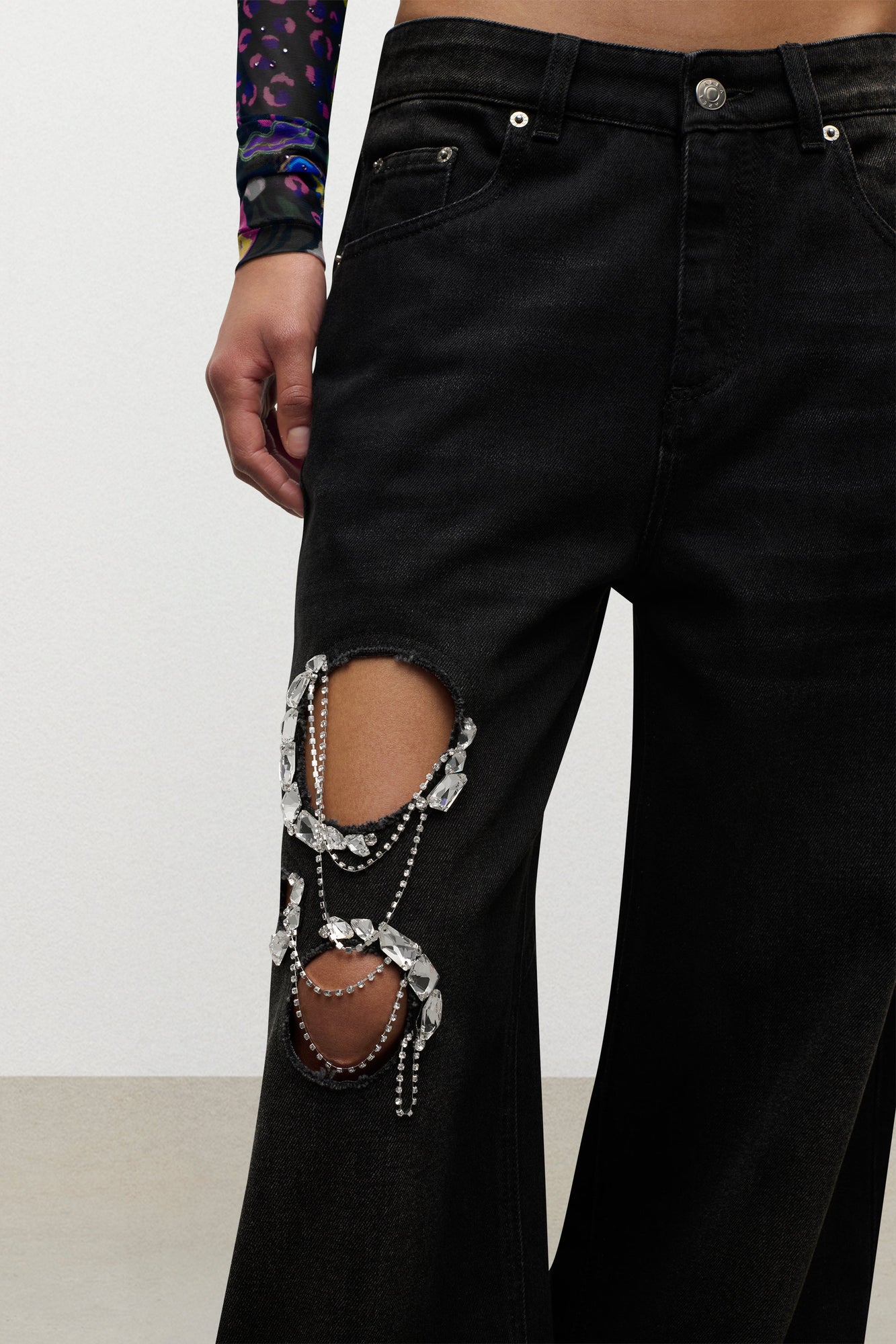 Crystal Chain Cutout Relaxed Jean | Washed Black