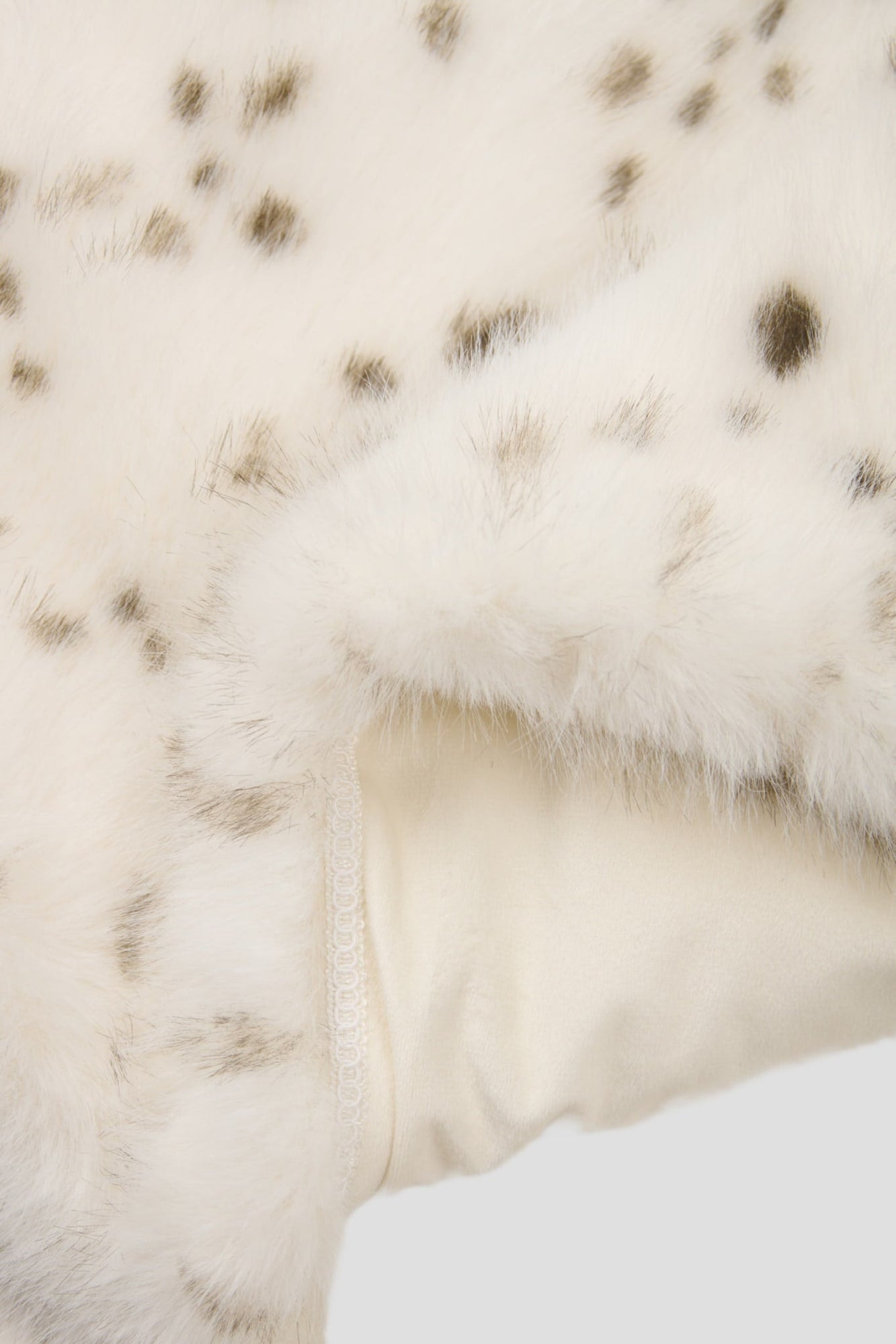 Fur-Free Fox (Faux Fur) Throw | White/Black Spotted
