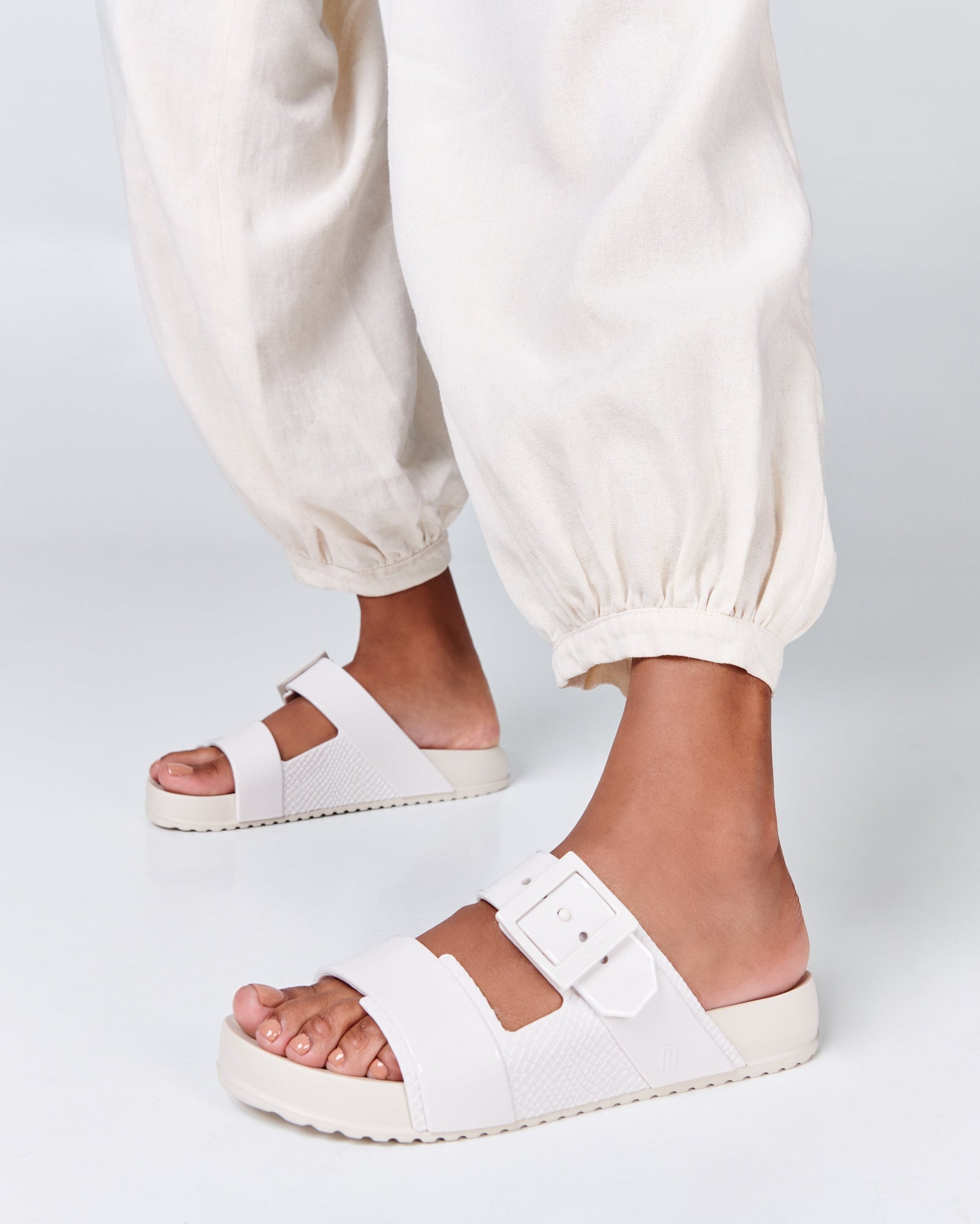 Cozy Connection Slide | Beige/White