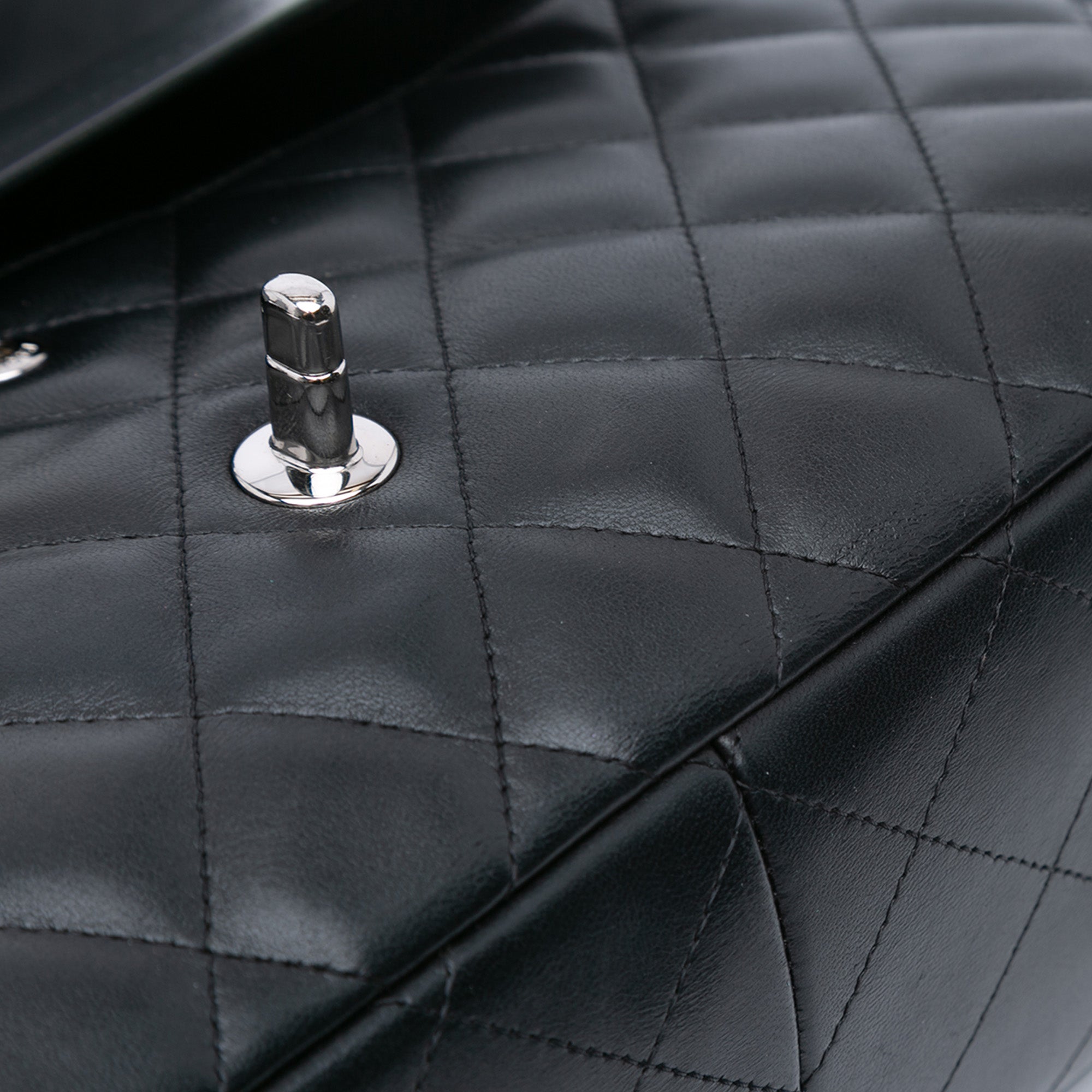 Chanel | Pre-Owned Jumbo Classic Lambskin Double Flap - I | Black