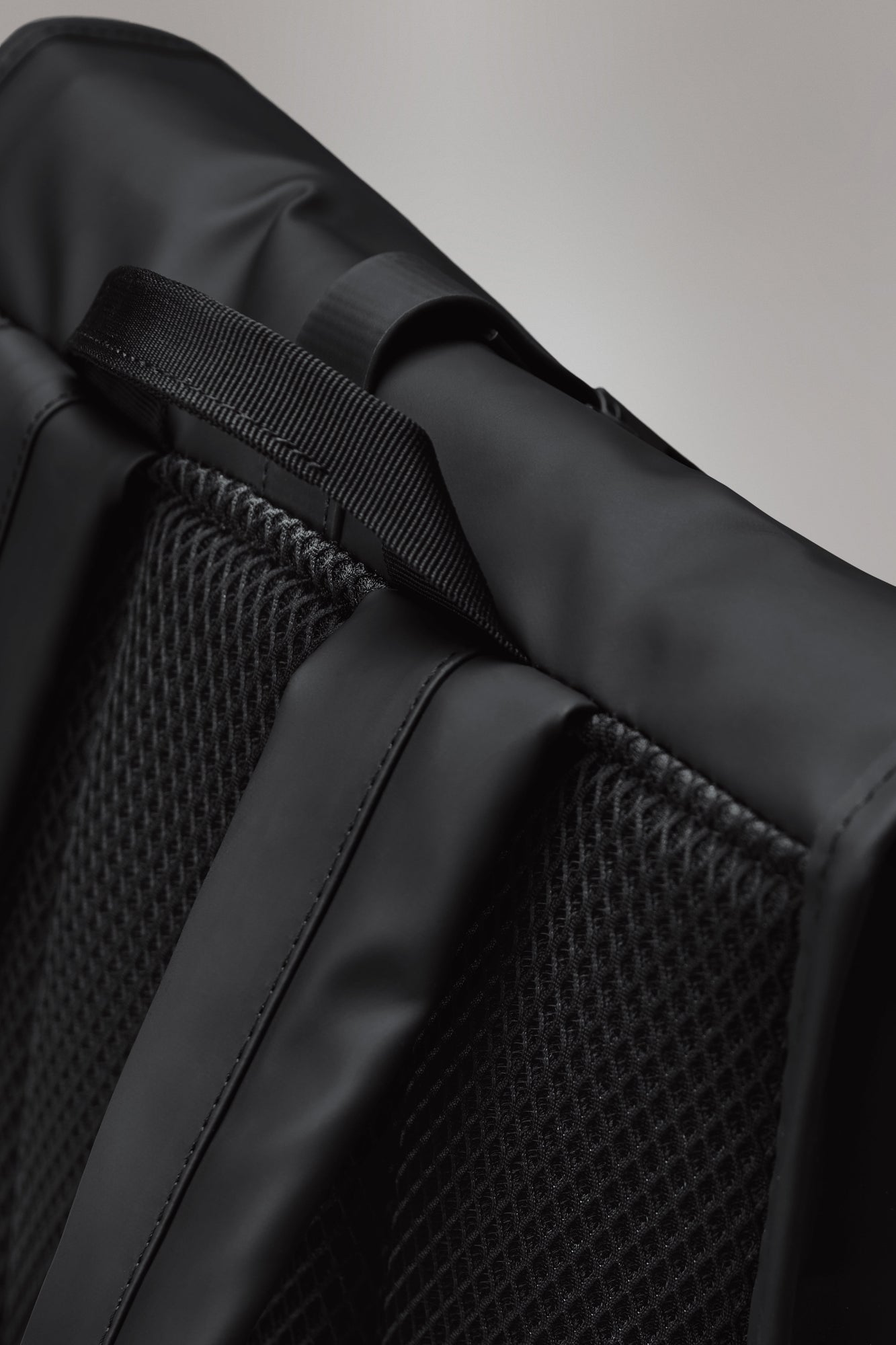 RAINS Rolltop Rucksack Depth 17L H60 x D11 x W32 cm Backpack