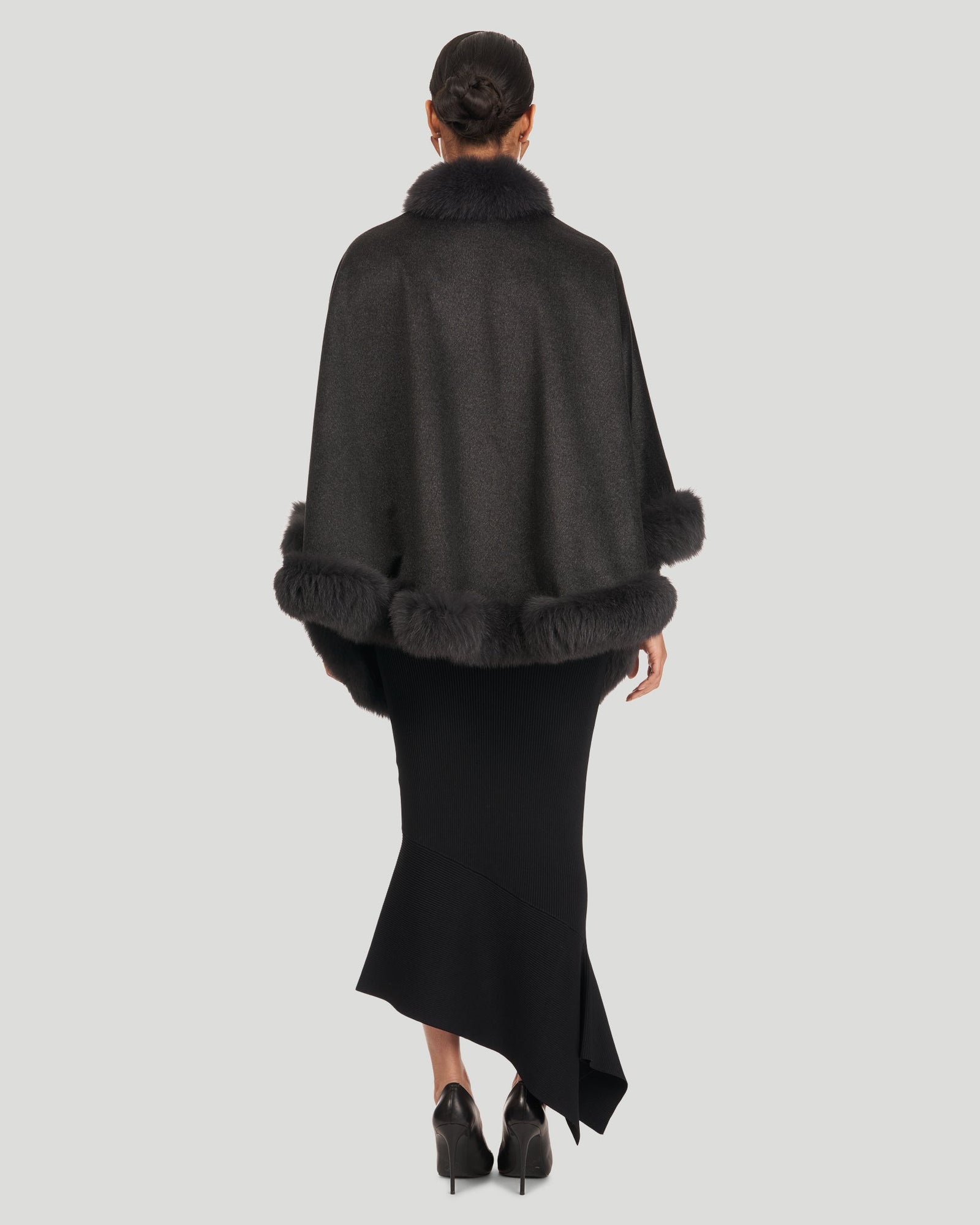 Cashmere Capelet With Fox Trim | Anthracite
