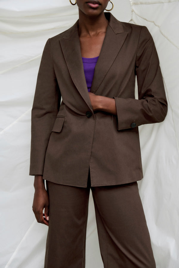 Front image of a woman wearing the Tyner jacket in stretch chino in date | Exclude