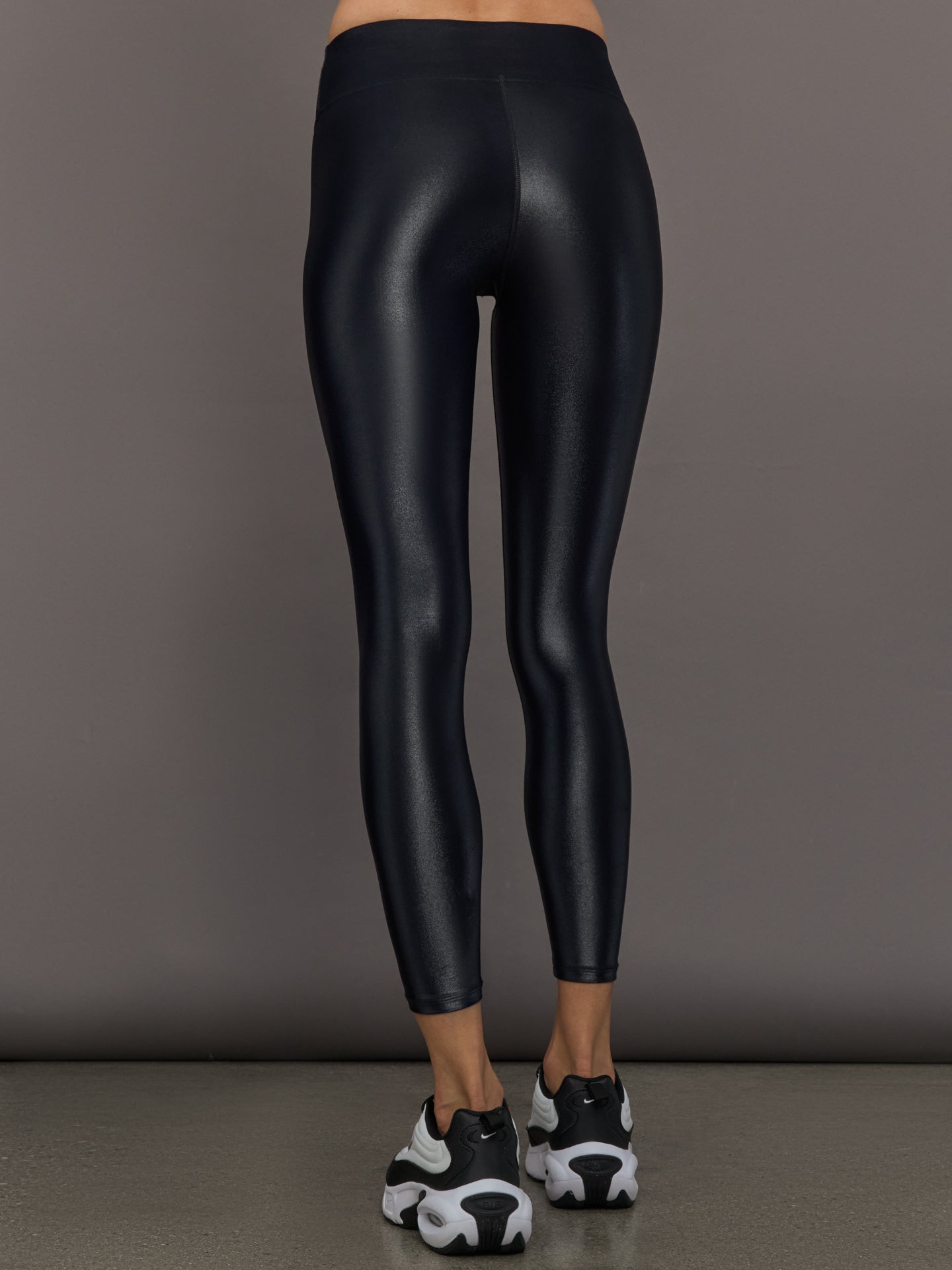 Carbon38 | Regular Rise 7/8 Legging in Takara Shine | Black
