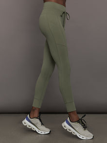 Side profile of Melt High Rise Sport Pocket Legging in Moss on model.