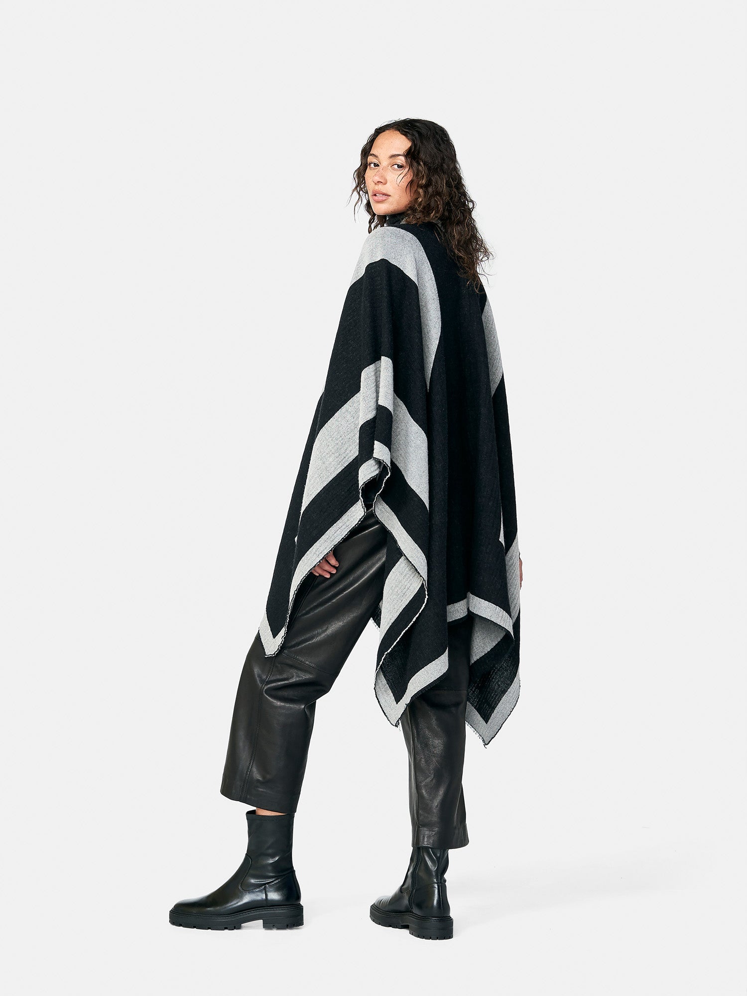 Womens | Icon Poncho | Black/Cool Gray