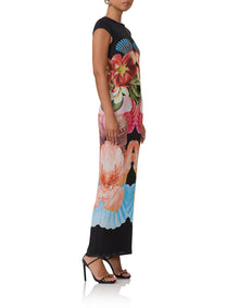 women's maxi length t-shirt shaped dress with capped sleeve in hibiscus shell print