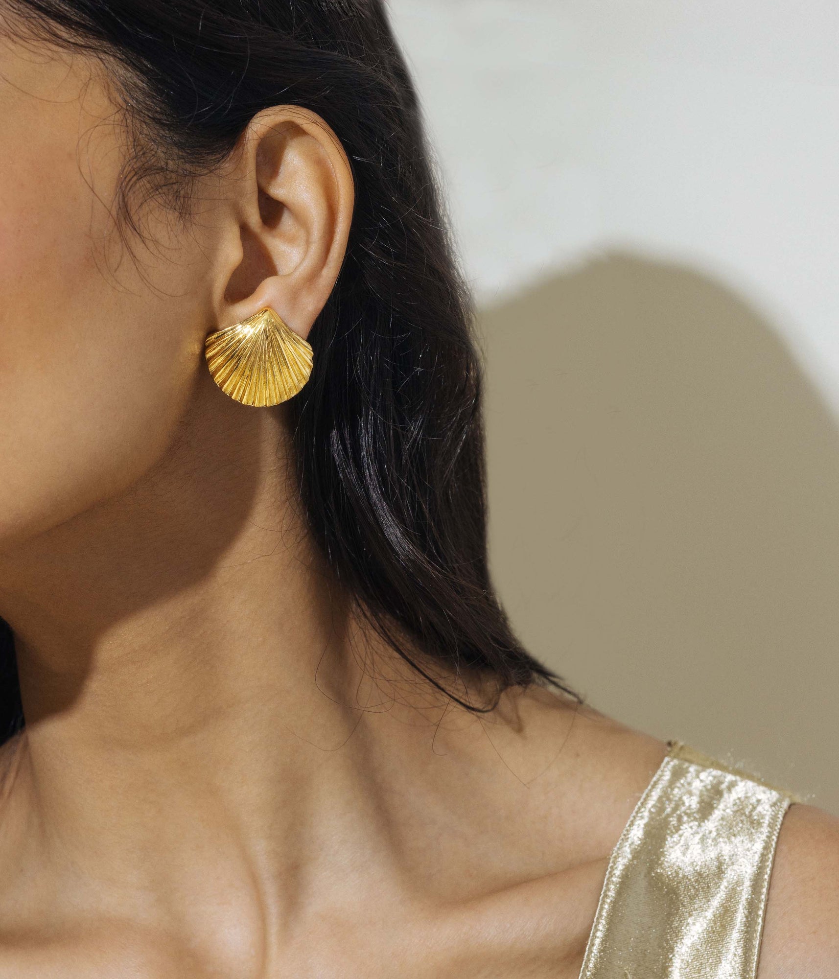 De la Mer Shell Stud Earrings | Gold