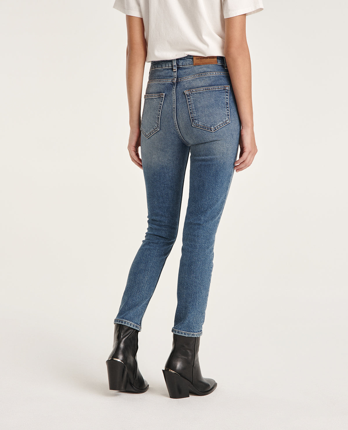 Faded Jeans With Visible Buttons | Women | Light Blue