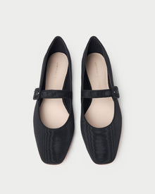 Color: Black/Black