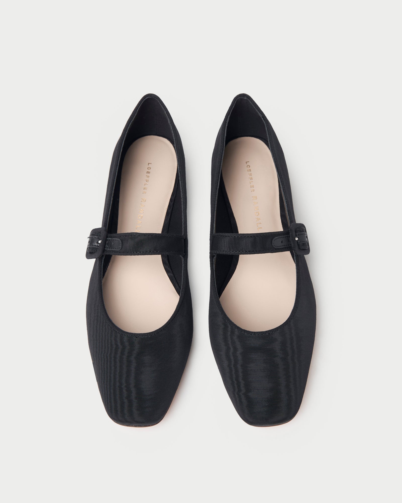 Color: Black/Black