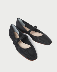 Color: Black/Black