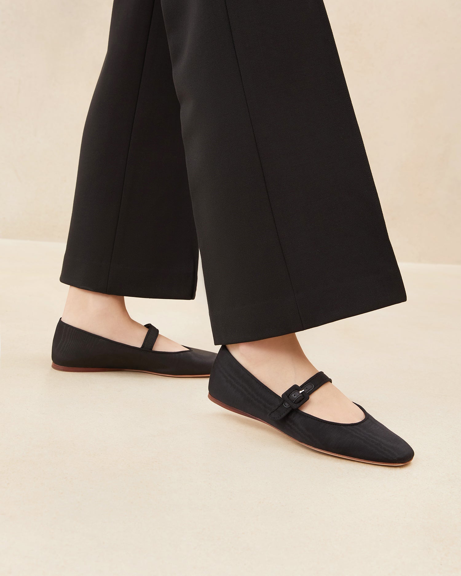 Color: Black/Black