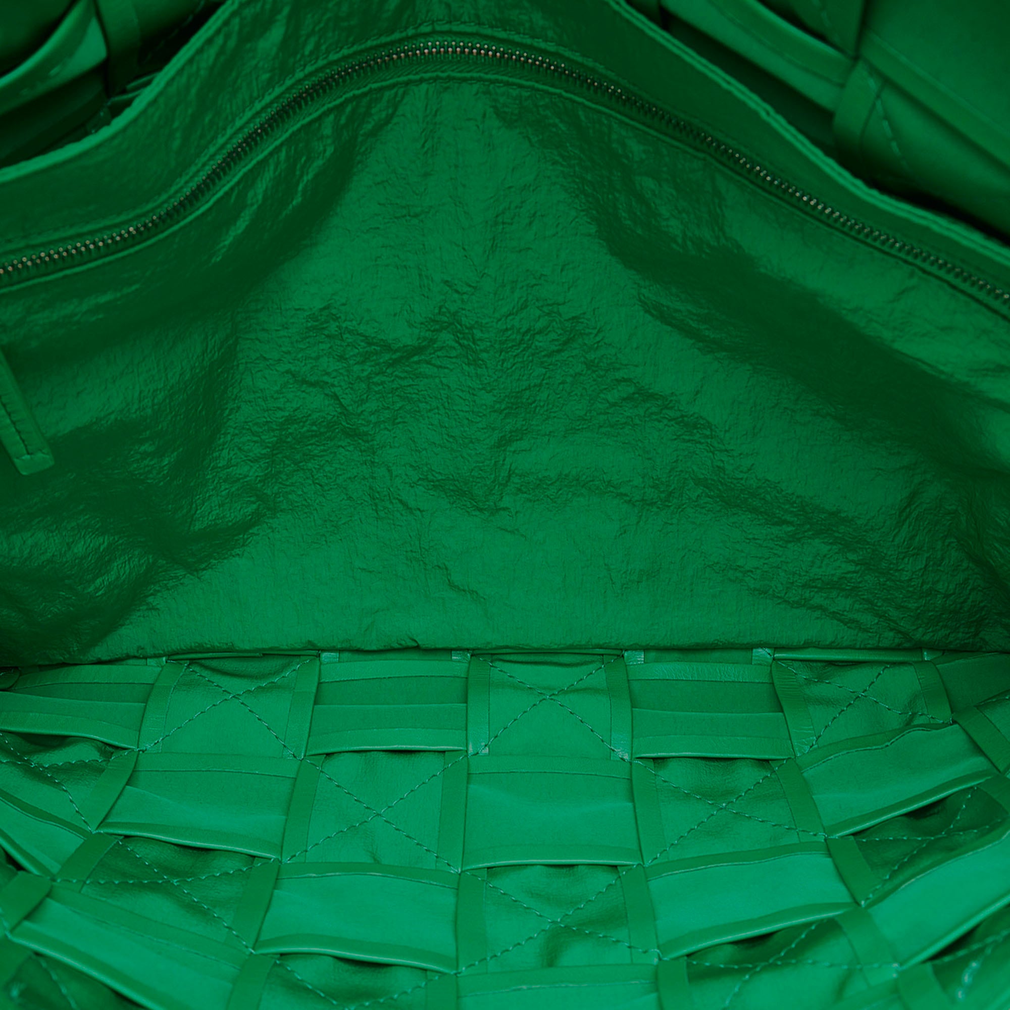 Bottega Veneta | Pre-Owned Maxi Paper Calfskin Intrecciato Cassette Crossbody | Green