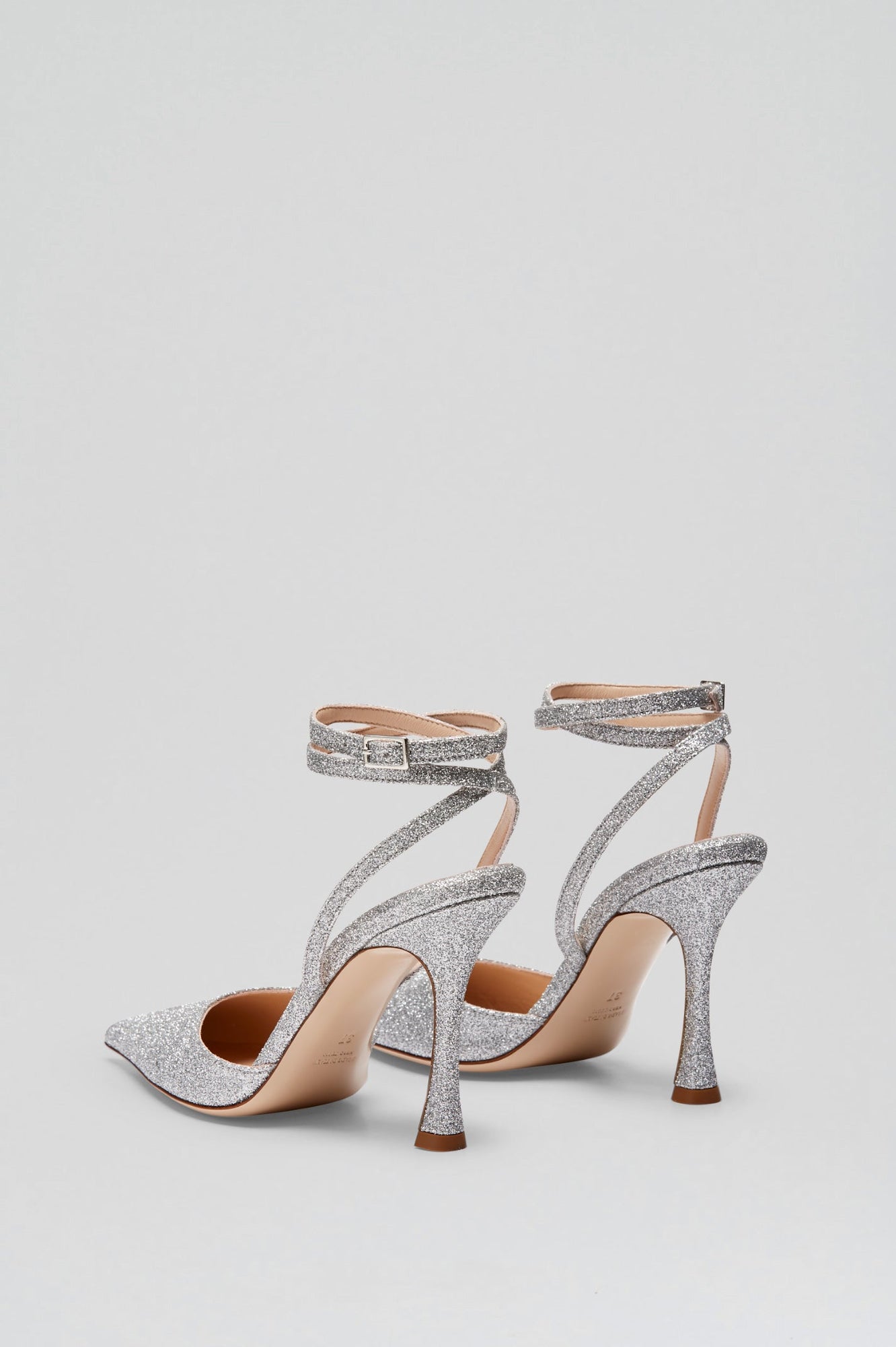 Feminine pumps in tinsel.