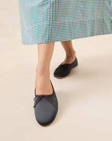 Color: Black Satin