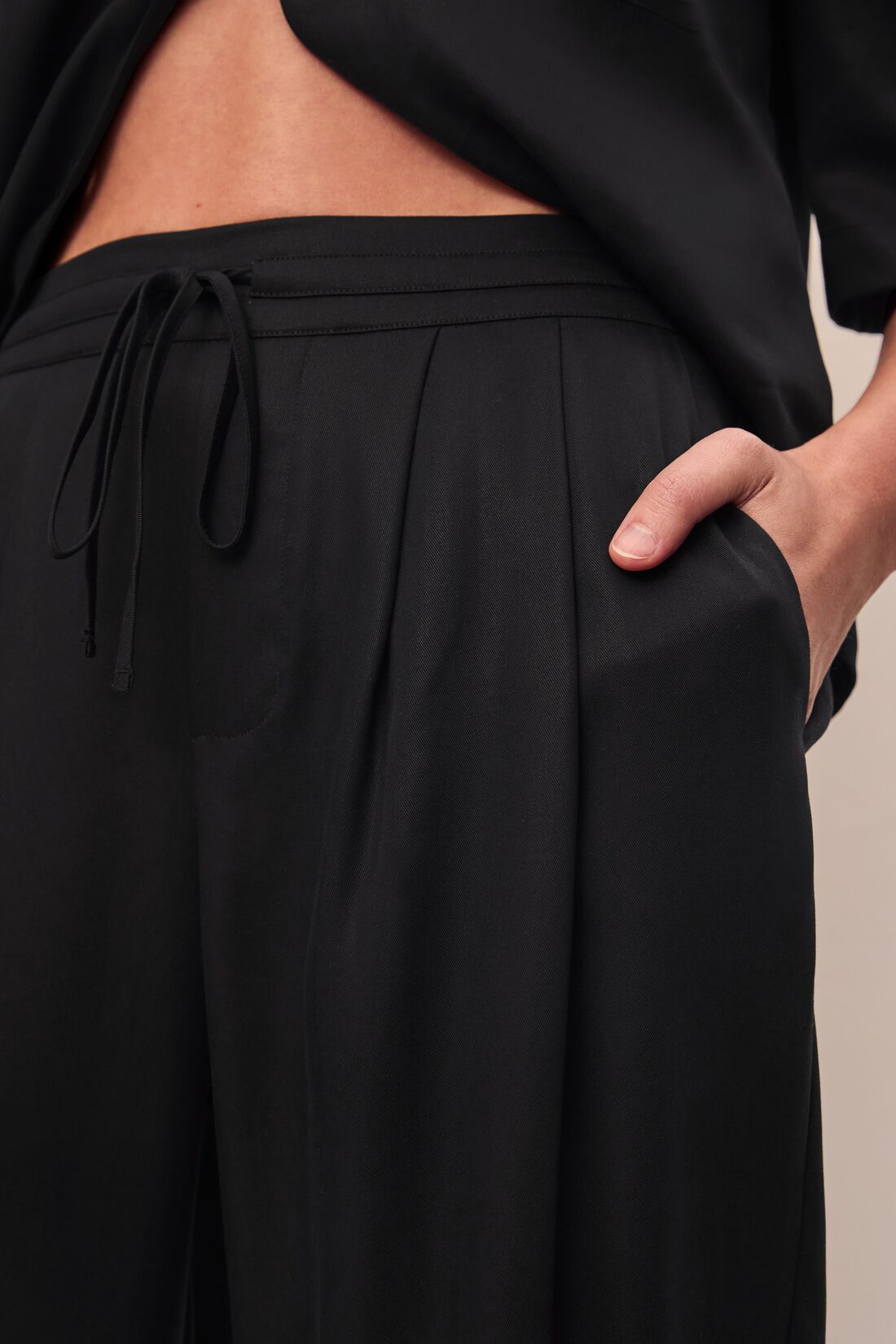 Tencel Woven Relaxed Trouser | Black