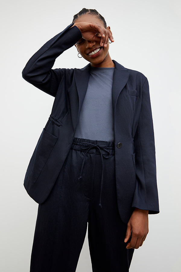 Front image of a woman wearing the Hyo Jacket - Everyday Twill in Night | Exclude