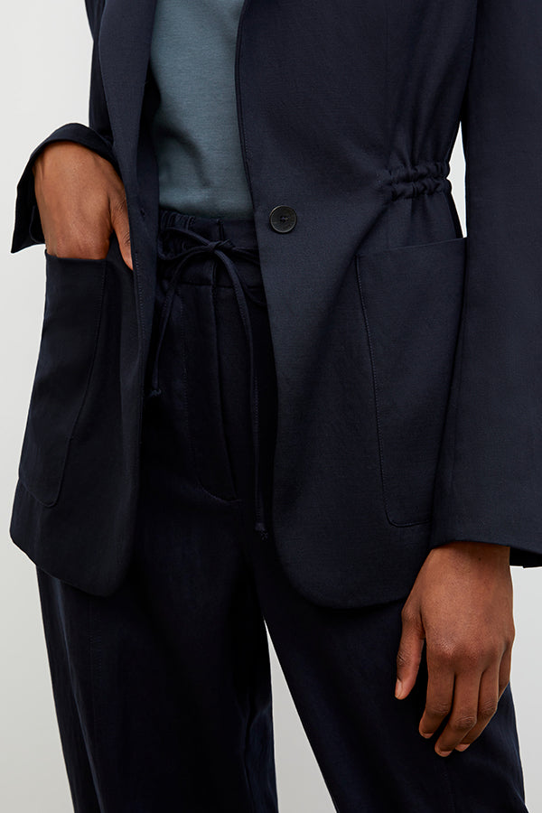 Detail image of a woman wearing the Hyo Jacket - Everyday Twill in Night | Exclude | Grid Hover