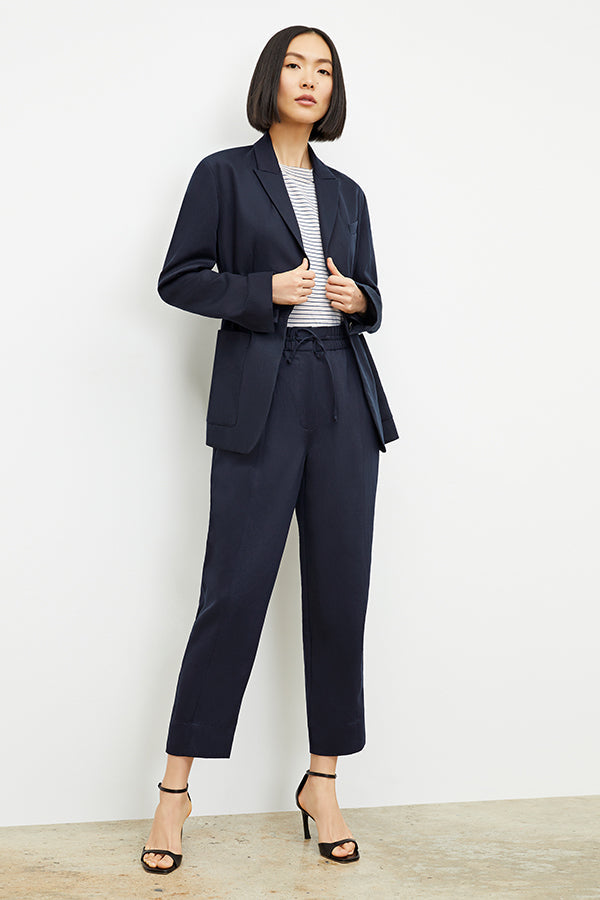 Front image of a woman wearing the Hyo Jacket - Everyday Twill in Night | Exclude