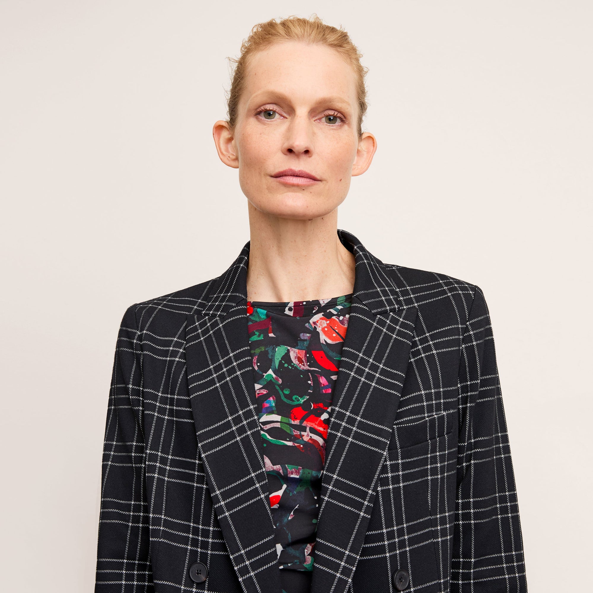 front image of a woman wearing the o'hara blazer in black/white