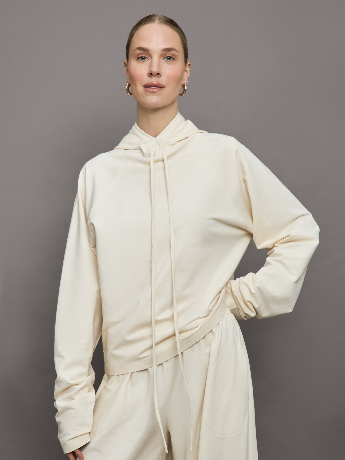 Norma Kamali | Oversized Raglan Sleeve Hooded Top | Cream