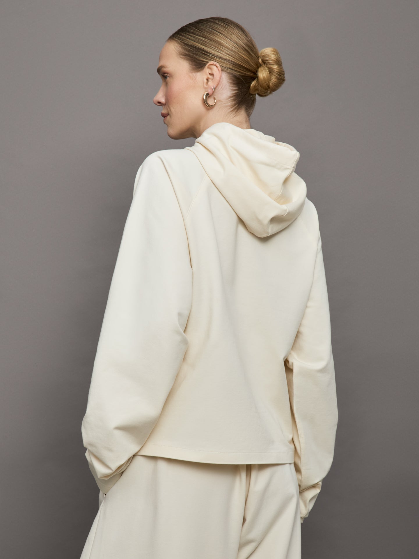 Norma Kamali | Oversized Raglan Sleeve Hooded Top | Cream