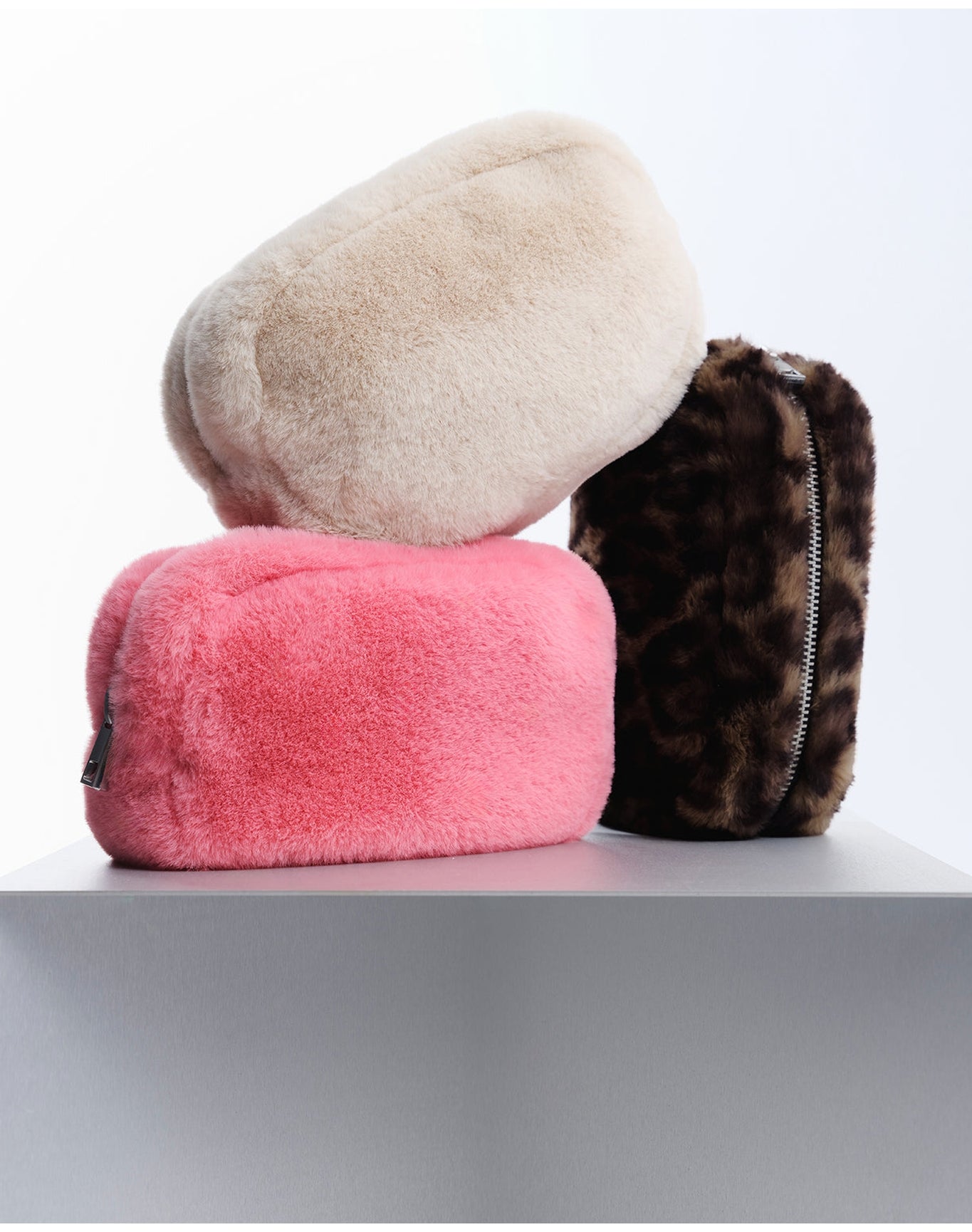 Noor Pouch Faux Fur | Geranium