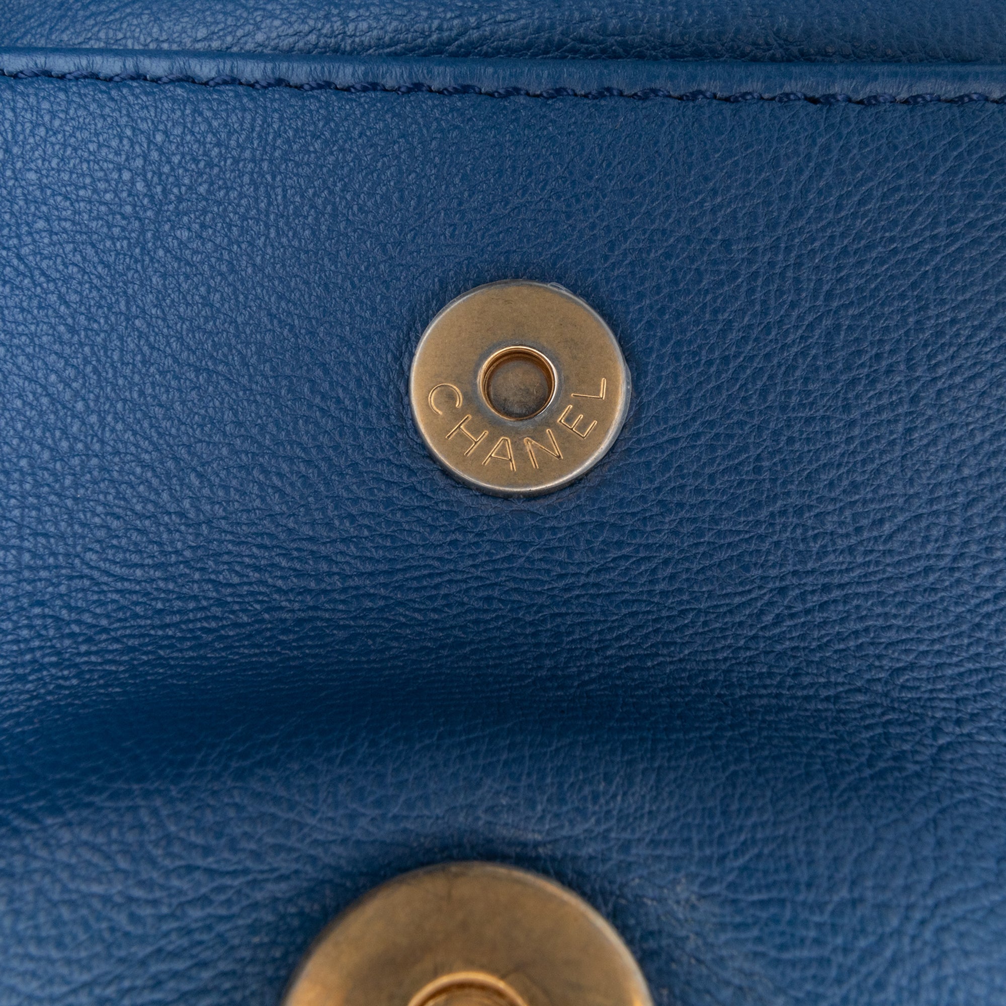 Chanel | Pre-Owned Quilted Grained Calfskin Casual Trip Messenger | Blue