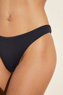 Model wears Dree Smooth Bikini Bottom in black.