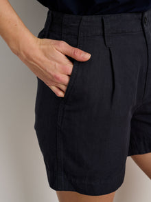 Women | Madeline Pleated Shorts | Twill Washed Black