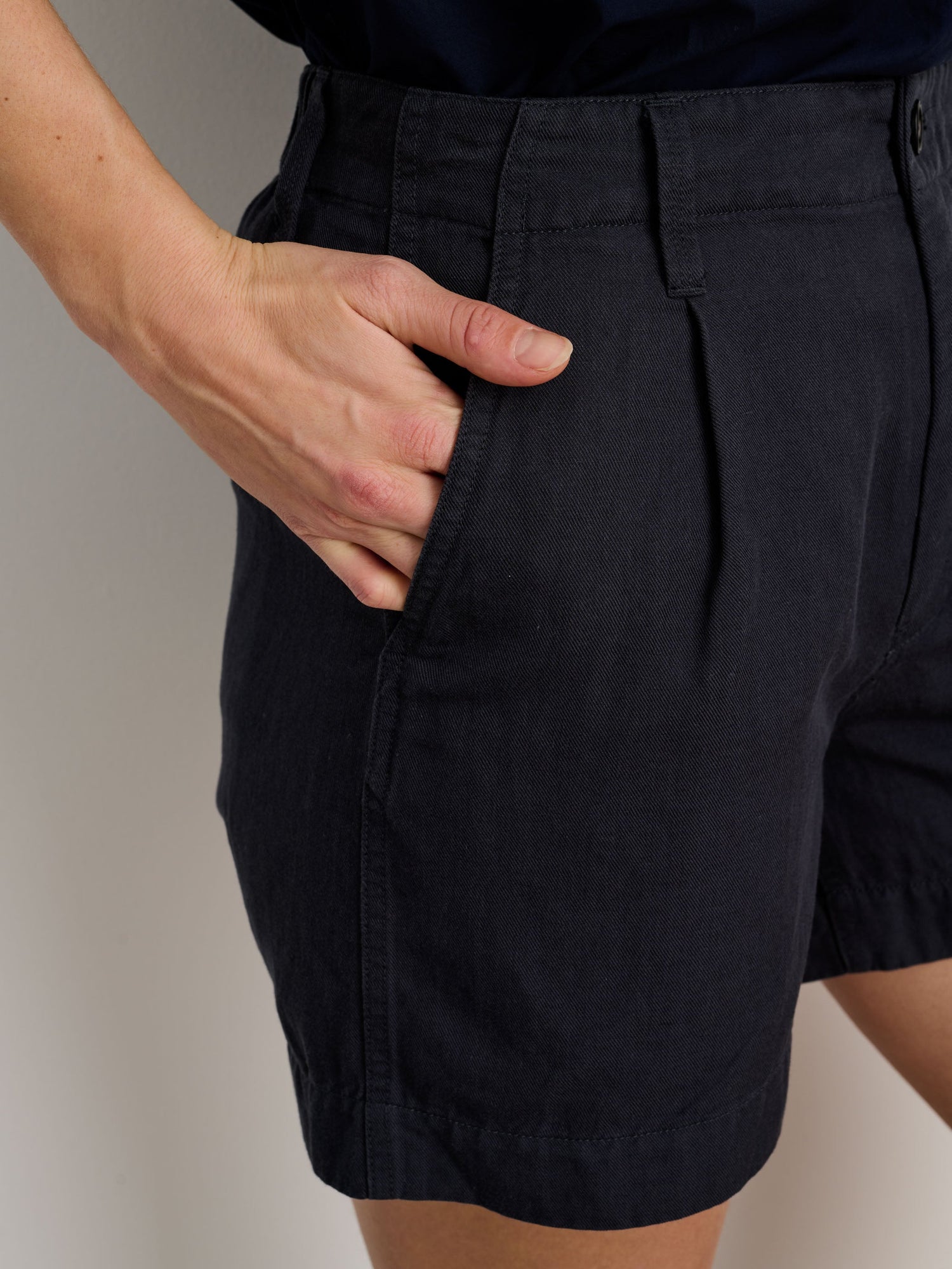 Women | Madeline Pleated Shorts | Twill Washed Black