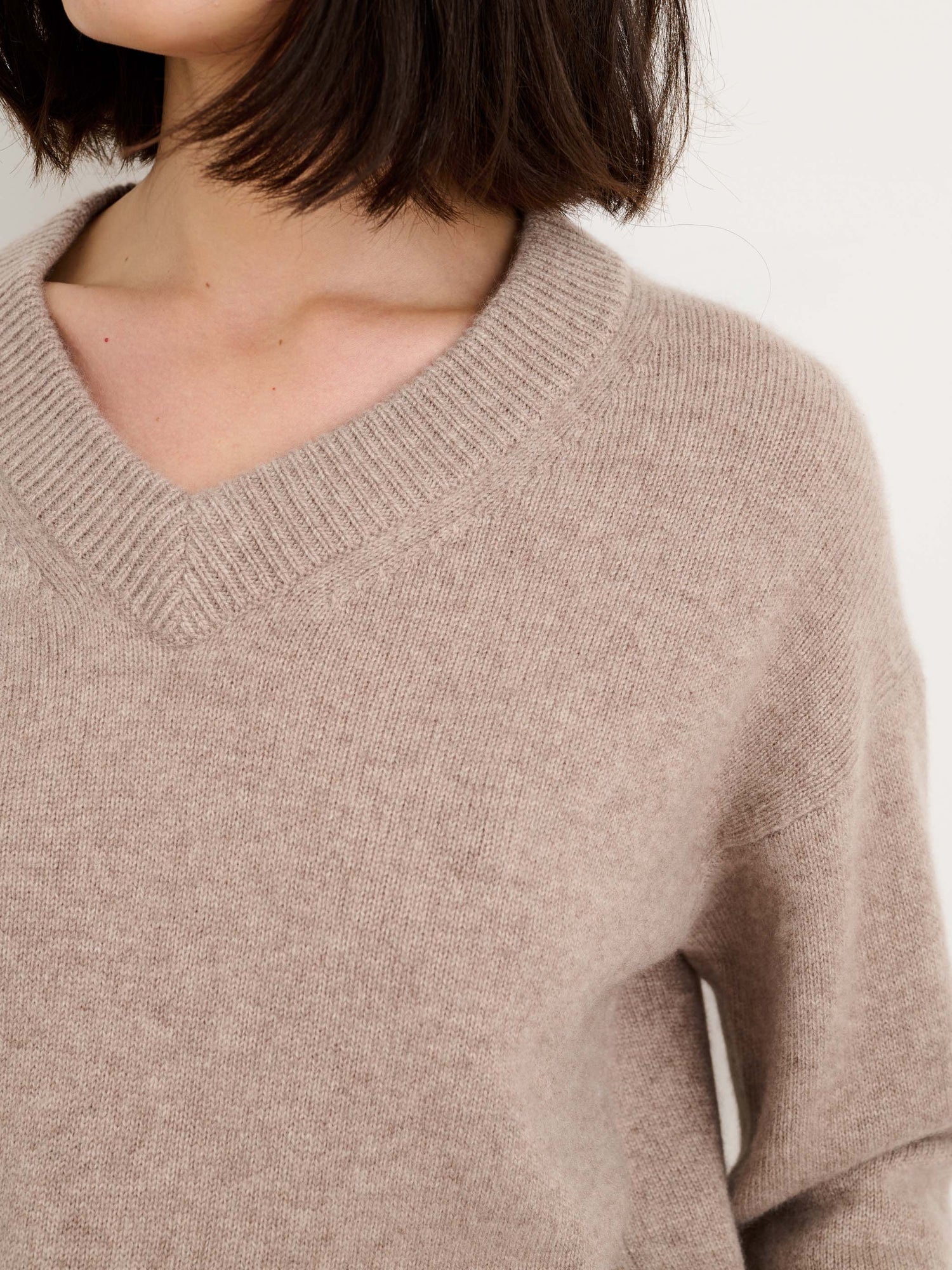 Women | Rowan V-Neck | Cashmere Biscotti