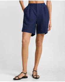 Women | Air Linen Pleated Bermuda Short | Noir Navy