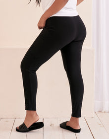 Adore Me Karleen Legging in color Jet Black and shape legging