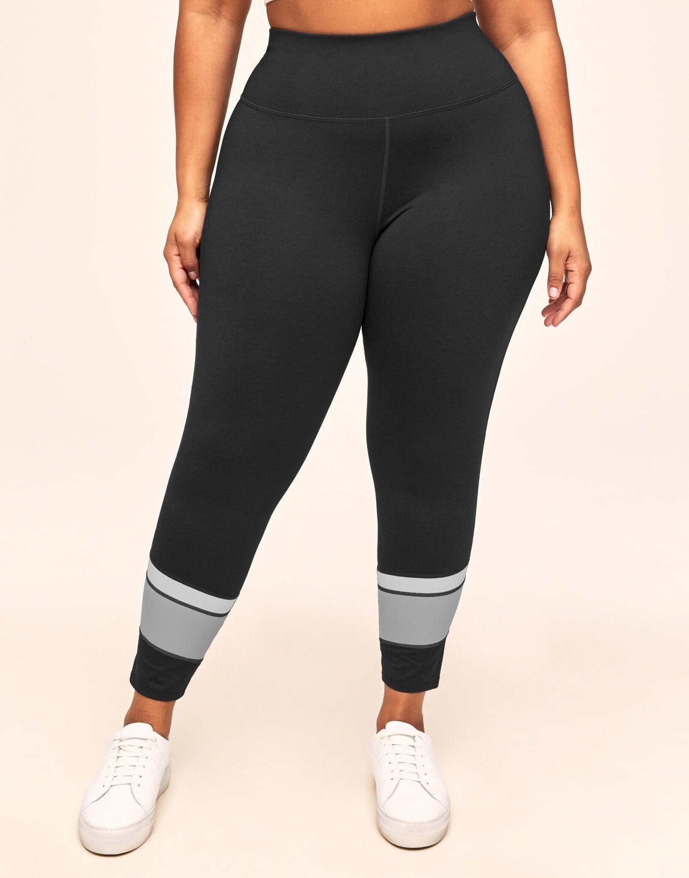 Adore Me Haley Heather Colorblock 7/8 High-waist 7/8 Legging with Phone Pocket in color Noir Dark Heather and shape legging